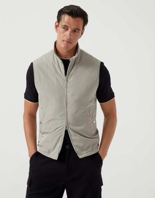 Water-resistant microfiber vest with Thermore® padding